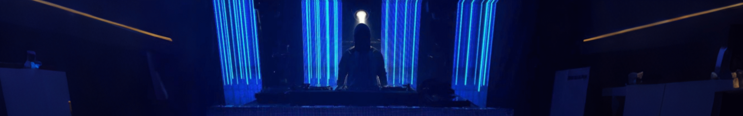 DJ biểu diễn trực tiếp trên sân khấu với ánh sáng điện tử